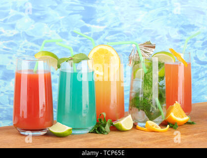 Verschiedene Arten von Cocktails auf blauem Hintergrund Stockfoto