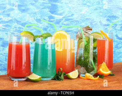 Verschiedene Arten von Cocktails auf blauem Hintergrund Stockfoto