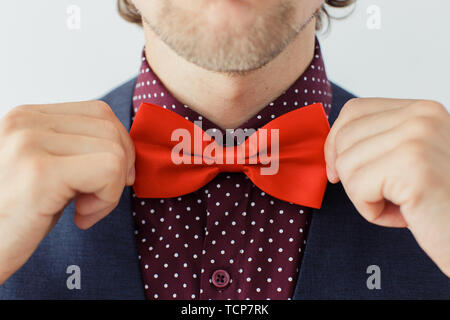 Mann mit Bart tragen bowtie, hipster Style Stockfoto