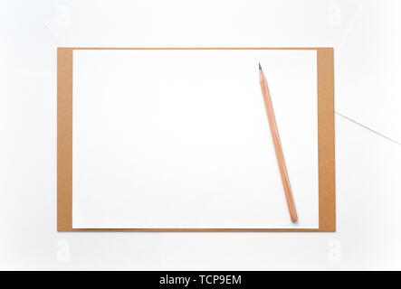 Ein gelbes Holz Bleistift auf Papier Stockfoto