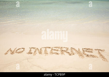 Close-up Kein Internet Text am Sandstrand in der Nähe der Küste geschrieben Stockfoto