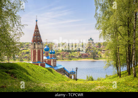 Tutaev ist einer alten russischen Provinzstadt auf die beiden Ufer der Wolga. Die Kasaner Kirche und die Auferstehung Kathedrale. Region Jaroslawl, Russland Stockfoto