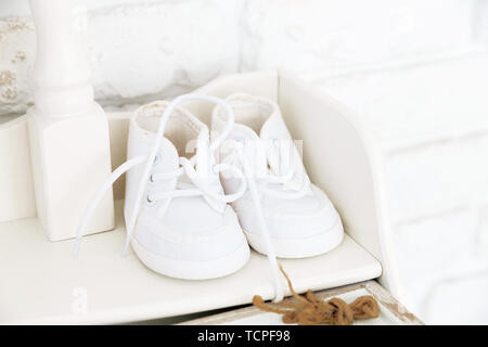 Foto von Little Baby Schuhe im Regal Stockfoto