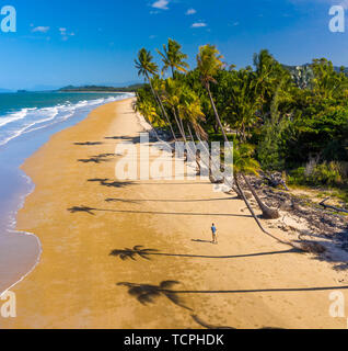 Antenne top Blick auf den Strand mit weissem Sand, schöne Palmen und warmen, türkisfarbenen tropischen Wasser im tropischen Paradies Insel, Tropen Stockfoto