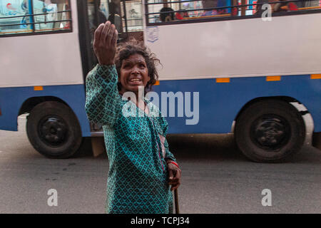 Armut in Chennai, Indien, wo eine Dame für Geld auf der Straße bittet Stockfoto