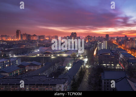 Sonnenaufgang in der Sporthalle der Beijing University of Technology Stockfoto