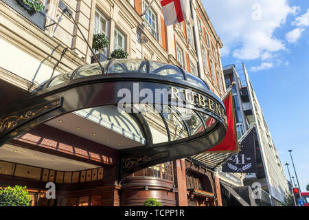 Haupteingang Vordach des luxuriösen 5-Sterne Hotel Rubens at the Palace Hotel, Buckingham Palace Road, Westminster London SW1, UK Stockfoto