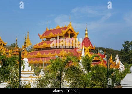 Kyauk Taw Gyi Pagode am Fuße des Mandalay Hill, Mandalay, Myanmar (Birma) mit goldenem Dach endet an einem sonnigen Tag mit blauen Himmel Stockfoto