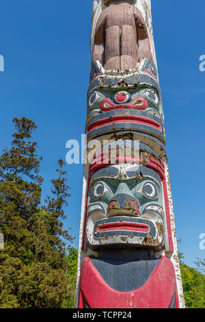 Die ikonischen British Columbia Kronkolonie Totem Pole im Tal Gärten in Virginia Water, Windsor Great Park in Surrey/Berkshire, Großbritannien Stockfoto