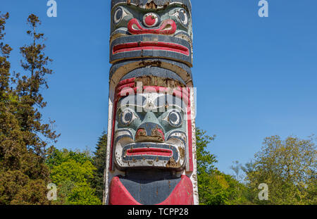 Die ikonischen British Columbia Kronkolonie Totem Pole im Tal Gärten in Virginia Water, Windsor Great Park in Surrey/Berkshire, Großbritannien Stockfoto