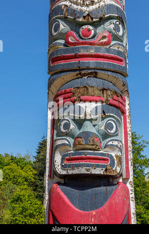 Die ikonischen British Columbia Kronkolonie Totem Pole im Tal Gärten in Virginia Water, Windsor Great Park in Surrey/Berkshire, Großbritannien Stockfoto