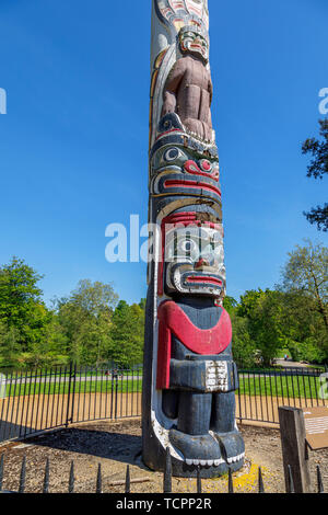 Die ikonischen British Columbia Kronkolonie Totem Pole im Tal Gärten in Virginia Water, Windsor Great Park in Surrey/Berkshire, Großbritannien Stockfoto