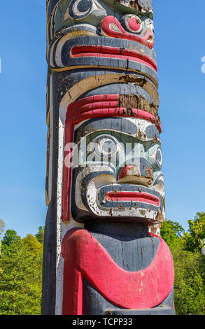 Die ikonischen British Columbia Kronkolonie Totem Pole im Tal Gärten in Virginia Water, Windsor Great Park in Surrey/Berkshire, Großbritannien Stockfoto