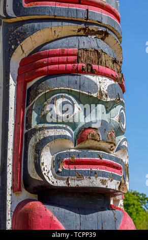 Die ikonischen British Columbia Kronkolonie Totem Pole im Tal Gärten in Virginia Water, Windsor Great Park in Surrey/Berkshire, Großbritannien Stockfoto