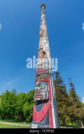 Die ikonischen British Columbia Kronkolonie Totem Pole im Tal Gärten in Virginia Water, Windsor Great Park in Surrey/Berkshire, Großbritannien Stockfoto