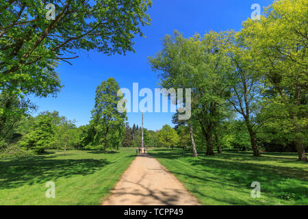 Die ikonischen British Columbia Kronkolonie Totem Pole im Tal Gärten in Virginia Water, Windsor Great Park in Surrey/Berkshire, Großbritannien Stockfoto