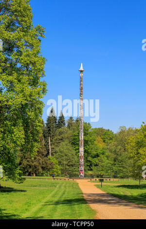 Die ikonischen British Columbia Kronkolonie Totem Pole im Tal Gärten in Virginia Water, Windsor Great Park in Surrey/Berkshire, Großbritannien Stockfoto