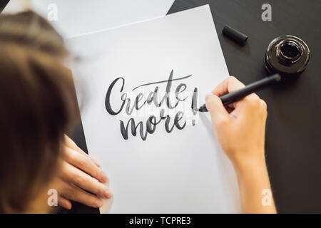 Mehr Creat. Kalligraph junge Frau schreibt Phrase auf weißem Papier. Einschreibender ornamental verzierten Buchstaben. Kalligrafie, Grafik Design, Beschriftung Stockfoto