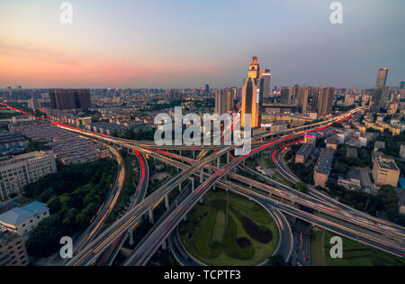 Hefei Wulidun Überführung, die erste High-standard Autobahnbrücke in der Provinz Anhui, hat eine herrliche Landschaft auf einem Abschnitt von Hefei geworden. Stockfoto