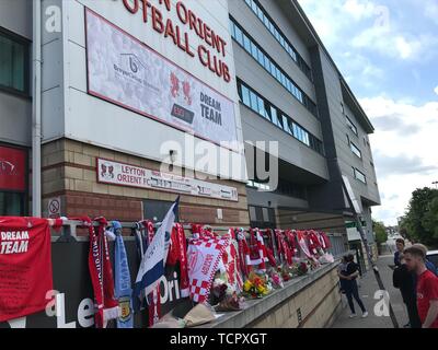 Tribute sind außerhalb der Breyer Gruppe Stadion in London, der Heimat von Leyton Orient Football Club links, im Gedächtnis des ehemaligen Manager Justin Edinbugh. Stockfoto