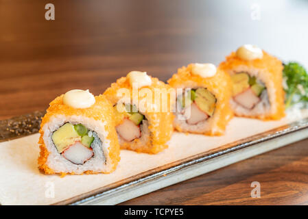 California Maki mit Lachs und tamago Japanisches Essen Küche Stockfoto