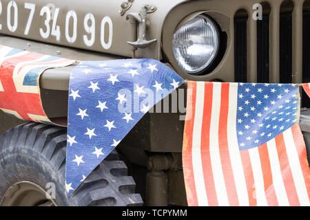 Wimpelketten mit der amerikanischen und britischen Flagge um eine vintage Weltkrieg zwei Jeep gewickelt Stockfoto