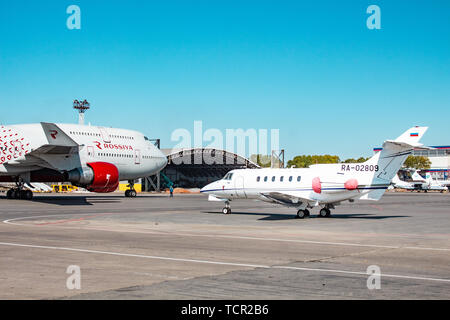 Das Flugzeug ist im Flughafen von Chabarowsk.. Flughafen Khabarovsk-Novy UHHH, Russland. Hawker Siddeley HS -125-700 A. Stockfoto