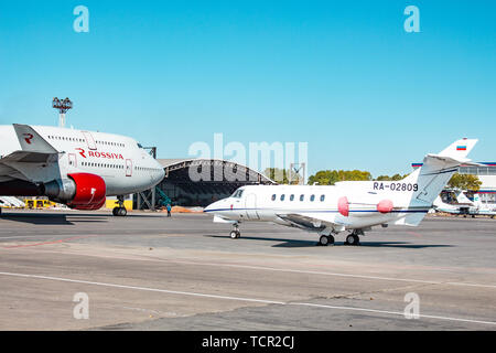 Das Flugzeug ist im Flughafen von Chabarowsk.. Flughafen Khabarovsk-Novy UHHH, Russland. Hawker Siddeley HS -125-700 A. Stockfoto