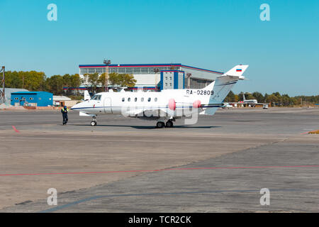 Das Flugzeug ist im Flughafen von Chabarowsk.. Flughafen Khabarovsk-Novy UHHH, Russland. Hawker Siddeley HS -125-700 A. Stockfoto