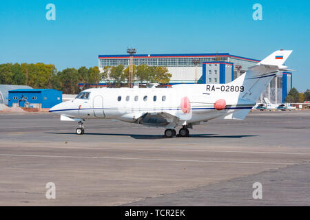 Das Flugzeug ist im Flughafen von Chabarowsk.. Flughafen Khabarovsk-Novy UHHH, Russland. Hawker Siddeley HS -125-700 A. Stockfoto