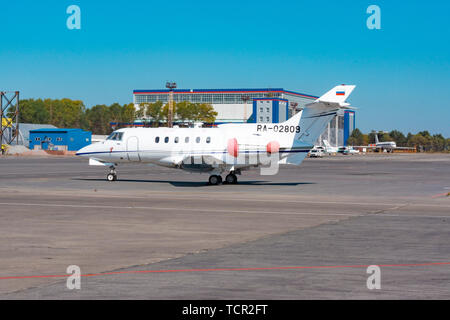 Das Flugzeug ist im Flughafen von Chabarowsk.. Flughafen Khabarovsk-Novy UHHH, Russland. Hawker Siddeley HS -125-700 A. Stockfoto