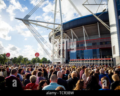 Cardiff, Wales, UK - Juni 08, 2019: Die Menschen in der Warteschlange und Eingabe des Fürstentums Stadium in Cardiff zu einem Leben, dass Musik Konzert siehe Stockfoto