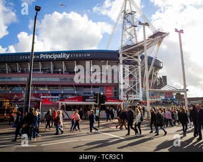 Cardiff, Wales, UK - Juni 08, 2019: Die Menschen in der Warteschlange und Eingabe des Fürstentums Stadium in Cardiff zu einem Leben, dass Musik Konzert siehe Stockfoto