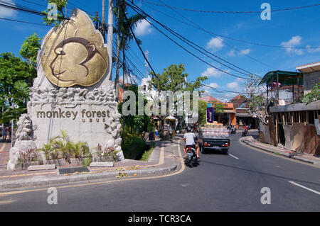 Ubud, Bali, Indonesien - 17. Mai 2019: Bild der Affenwald Denkmal am Eingang der Monkey Forest Road in Ubud, Bali-I Stockfoto