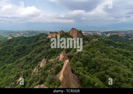 Rozhen Pyramiden - eine einzigartige Pyramide berge Felsen in Bulgarien, in der Nähe von Melnik. Stockfoto