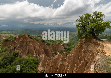 Rozhen Pyramiden - eine einzigartige Pyramide berge Felsen in Bulgarien, in der Nähe von Melnik. Stockfoto