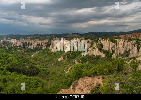 Rozhen Pyramiden - eine einzigartige Pyramide berge Felsen in Bulgarien, in der Nähe von Melnik. Stockfoto