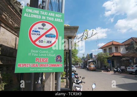Ubud, Bali, Indonesien - 17. Mai 2019: Zeichen von Einheimischen in Ubud Protest gegen die online Taxi Services wie Uber, Greifer usw. In entfernt Stockfoto