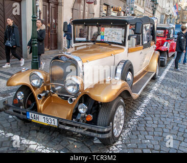 Prag, Tschechische März 22, 2019: Vintage Ford Auto Cabrio beige in den Straßen von Prag. Touristen wie Stadtrundfahrten in solchen Autos. Stockfoto