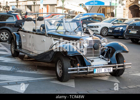 Prag, Tschechische März 21, 2019: Vintage Mercedes Car Cabrio beige in den Straßen von Prag. Touristen wie Stadtrundfahrten in solchen Autos. Stockfoto