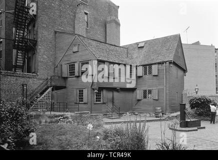 Hintere Höhe, nach Westen - Paul Revere House, 19 North Square, Boston, Suffolk County, MA. Stockfoto