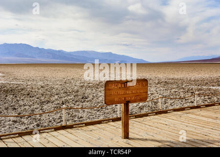 DEATH Valley, Kalifornien, USA - 4. April 2019: Holzschild Badwater Basin im Death Valley National Park in den USA, in Höhe von 85,5 Meter unter Stockfoto