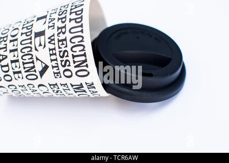 Wiederverwendbare Kaffeetasse aus Bambus Zellstoff mit Sorten von Kaffee gedruckt Stockfoto