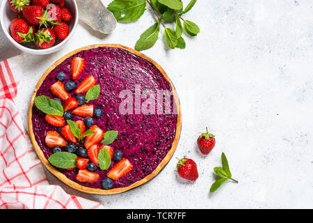 Berry Käsekuchen auf weißen Tisch Ansicht von oben. Stockfoto