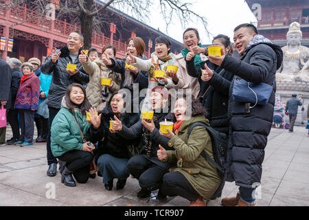 Jedes Jahr an der Laba Festival, die Bürgerinnen und Bürger in Nanjing zu den Pilu Tempel zum Trinken kommen Laba porridge kostenlos von den Mönchen freigegeben. Ich kam zu dem Pilu Tempel am frühen Morgen. Die Bürger der Pilu Tempel kommen Brei zu trinken haben sich lange Warteschlangen gesäumt. Es gibt mehr als 30 Zutaten für Laba porridge im Pilu Tempel, der sehr lecker ist. Es ist wirklich der Duft von 10.000 Laba porridge schwebend zwischen Himmel und Erde. Stockfoto