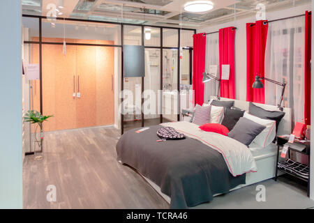 Vilnius, Litauen - 26. Mai 2019: Innenansicht Schlafzimmer im IKEA. IKEA ist Schwedisch - gegründet, ist die weltweit größte Möbel Einzelhandel Stockfoto