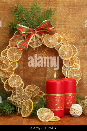 Zwei Kerzen, Weihnachtsschmuck, auf goldenem Hintergrund Stockfoto