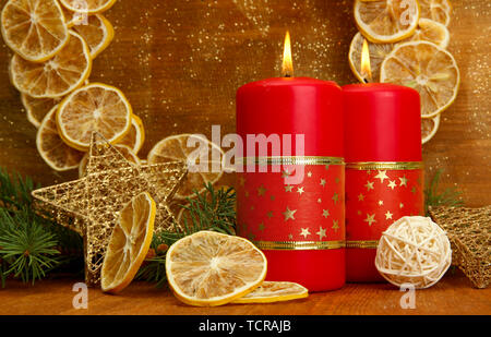 Zwei Kerzen, Weihnachtsschmuck, auf goldenem Hintergrund Stockfoto