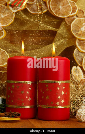 Zwei Kerzen, Weihnachtsschmuck, auf goldenem Hintergrund Stockfoto