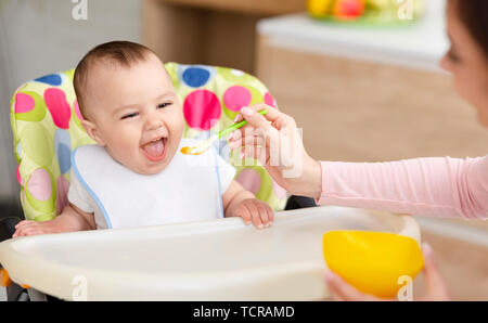 Mutter, gesundes Essen zu Ihrem adorable Baby Kind Stockfoto